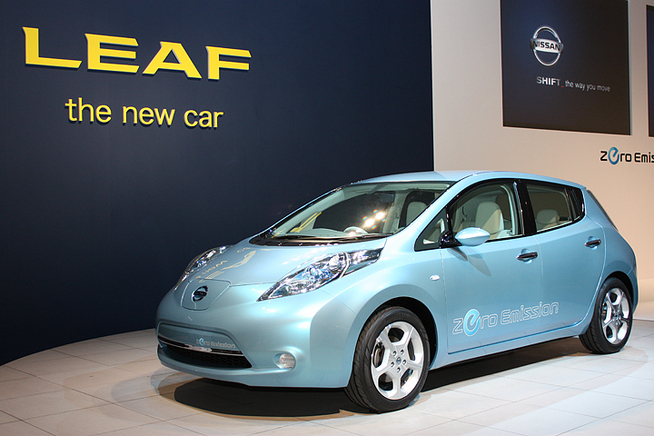 　2010年秋に発売が予定されている電気自動車（EV）日産リーフ。価格やボディサイズなどの情報は公開...