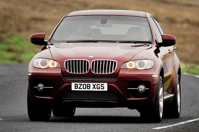 装備の見直しで割安感が増した 　BMWは5月27日より、「X6」の燃費を最大約21％向上させ発売した...