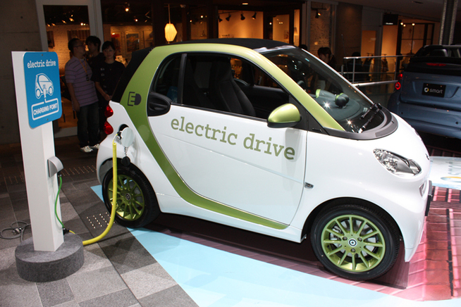 「smart fortwo electric drive(スマート電気自動車)」 2012年の市販化...