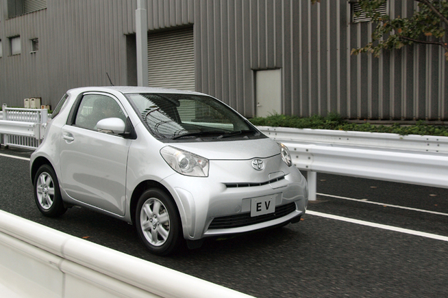 2012年に少量台数が市販化される予定のトヨタ 小型電気自動車(EV)[画像はiQをベースにしたプロ...