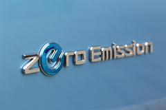 日産 リーフに装着された「ゼロ・エミッション」(排出ガスゼロ)のロゴマーク