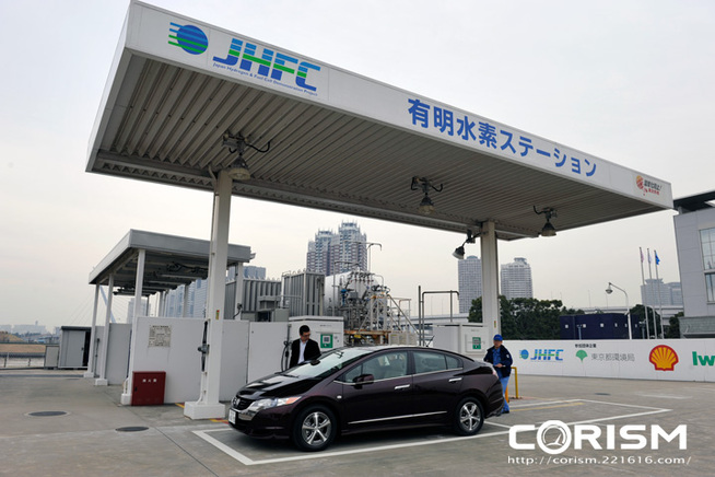   ホンダの燃料電池自動車「ホンダ FCXクラリティ」と水素供給スタンド[※画像の施設は現...