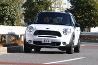 【MINI(ミニ) クロスオーバー 試乗記】増殖し続ける"MINI"ワールドに4枚ドアの新種が誕生