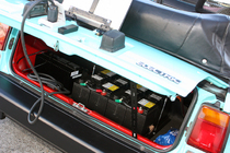 ホンダ シティ カブリオレをベースに改造されたコンバートEV(改造電気自動車)　トランク　バッテリー　画像