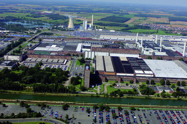   写真はフォルクスワーゲンのヴォルフスブルク本社工場 VWとアウディがそれぞれ100万ユ...
