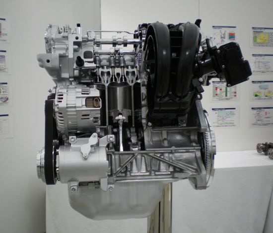   大幅な燃費向上を実現するSKYACTIVのエンジン SKYACTIVではプラットホーム...