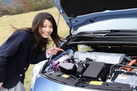 業界初？ 女子高生レポーターが最新PHVをレポート！【トヨタ プリウスPHV】