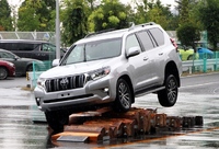 トヨタ ランドクルーザープラド新車情報・購入ガイド
2度目のフェイスチェンジでイケメンに?