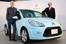 初代C3をデザインし、新型C3/DS3を統括したシトロエンスタイルセンター　デザインディレクターのオレグ・ソン氏(左)と、プジョー・シトロエン・ジャポン　ティエリー・ポワラ社長(右)