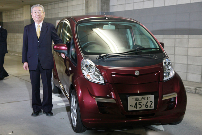 光岡自動車の新型電気自動車「ミツオカ 雷駆(ライク)」と、光岡自動車 光岡 進 代表取締役 会長 納...