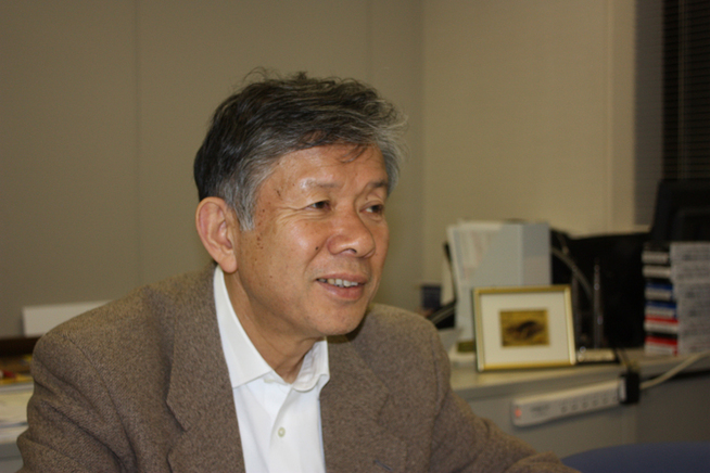 シムドライブ社長であり慶應義塾大学教授でもある清水浩さん。独創的な方法で電気自動車の普及を目指す。