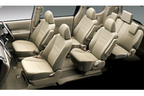 トヨタ 新型「ノア」7人乗りキャプテンシート仕様車の室内