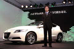 2月25日に発売されたホンダ 新型 CR-Zと開発責任者である友部了夫氏(ホンダ記者発表会にて)
