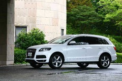 アウディ Q7 フロントビュー