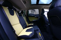 ボルボ XC60 リヤシート内蔵チャイルドシート