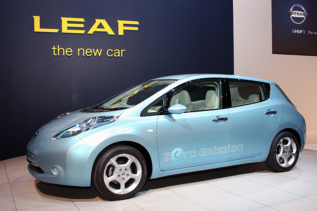 価格発表前に約9300台の予約を集める人気ぶり 　3月30日に価格が発表された電気自動車（EV)日産...