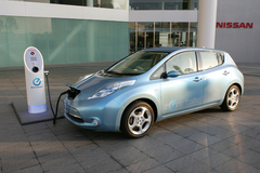 日産 新型電気自動車(EV) リーフ 充電風景