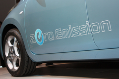 走行中にCO2を一切排出しない「"ZERO EMISSION"(ゼロエミッション：排出ガスゼロ)」を掲げる電気自動車「Leaf(リーフ)」