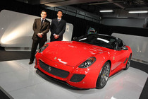 フェラーリ599GTOとフェラーリ・ジャパン プレジデント＆CEOのエドウィン・フェネック氏
