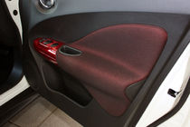 日産 JUKE(ジューク) スキューバーダイビングで使うフィンをイメージしたドアクロス