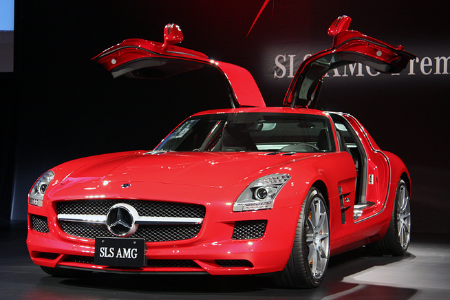 メルセデスベンツ SLS AMG 名車の文法を用いたスタイリングとこだわりの低重心化 　メルセデス・...