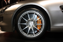 メルセデスベンツ SLS AMG　AMGカーボンセラミックブレーキ(オプション)+AMG 10スポークアルミホイール(オプション)