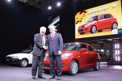 スズキ 3代目 新型 スイフトの生産開始　スズキ株式会社 鈴木 修 会長兼社長(左)とハンガリー オルバーン首相(右)