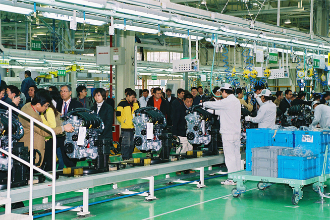 ※写真は中国・東風日産エンジン工場の様子［Photo：日産自動車］ 原因は日本人との賃金格差だけにあ...