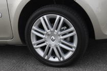 ルノー ルーテシア「イニシャル・パリ」 195/50R16タイヤ+16インチアロイホイール