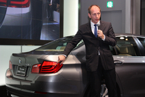 BMW 新型 5シリーズ セダンのデザインについて語るドイツ・BMW 5シリーズデザイナー　ヤツェク・フレーリッヒ氏