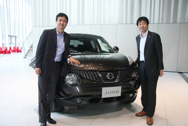 日産 新型ジュークとマーケティングダイレクターの橘川泰介さん(写真右)と、開発責任者でチーフプロダク...