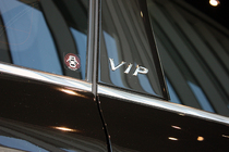 日産 新型 エルグランド「VIP」　VIP専用エンブレム