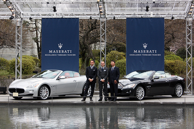 マセラティ 新型「グランカブリオ」と、Maserati S.p.A Fabrizio Cazzoli 日本統括マネージャー(左)/Maserati S.p.A Simone Niccolal アジア・パシフィック代表(中央)/コーンズ・カンパニー・リミテッド 鴨下 俊之 Maserati C.O.O(右)[記者発表会場(東京国立博物館 法隆寺宝物館)にて]