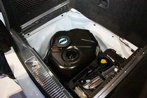 メルセデスベンツ 新型 Eクラス ステーションワゴン「E350 BlueTEC(ブルーテック) アバンギャルド ステーションワゴン」　ラゲッジ内の尿素SCRタンク