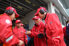 右から2番目が成瀬さん[2010年5月に行われたニュル24h耐久レース風景より]