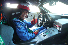 レクサス LFA ニュルブルクリンク24hレース 参戦仕様車のテストドライブを行う自動車評論家 国沢 光宏さん