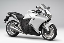 大型二輪スポーツツアラー「VFR1200F」