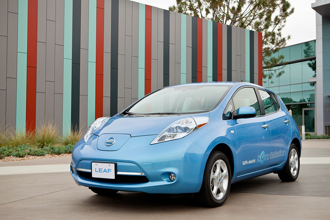 2010年12月、いよいよ日米で市販をスタートする日産の電気自動車「LEAF(リーフ)」[写真はプロ...