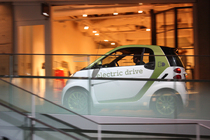 「smart fortwo electric drive(スマート電気自動車)」 走行シーン