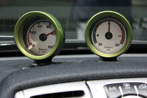 「smart fortwo electric drive(スマート電気自動車)」 電圧計と電池残量計