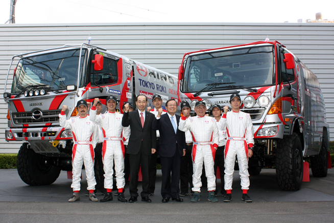 手前右から「日野 チーム スガワラ」1号車：杉浦 博之(ナビ)・菅原 義正(ドライバー・チーム代表)...