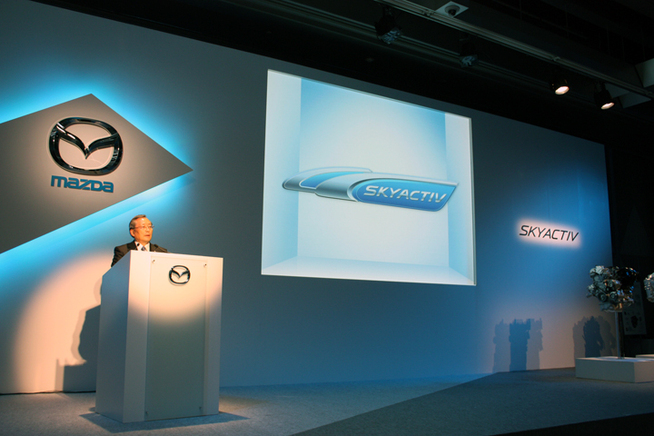 次世代技術「SKYACTIV(スカイアクティブ)」を発表するマツダ株式会社 山内 孝 代表取締役会長...