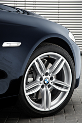 ニュー BMW 5シリーズ　M Sports パッケージ[画像は欧州仕様車]　18インチ Mライト・アロイ・ホイール・ダブルスポーク・スタイリング350M