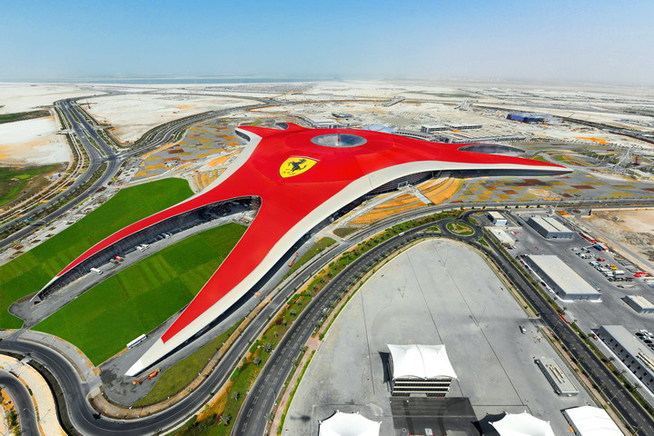 「フェラーリ・ワールド・アブダビ」。20万平方メートルもの広さを誇る真紅のルーフに覆われる 世界最速...