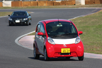 エコカー試乗会で、参加者を乗せサーキットのコースを疾走する「三菱 i-MiEV」
