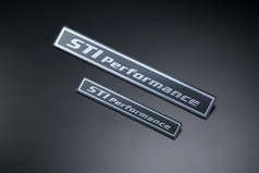「STI Performance パッケージ」専用エンブレム