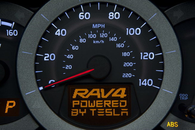 米国トヨタ販売が11月10日公開したRAV4 EVのメーター画像。速度計は時速220kmまで刻まれて...
