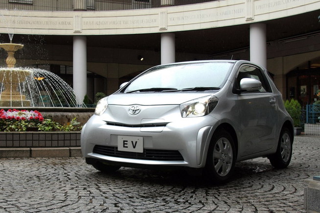 11月18日にトヨタが公開した電気自動車のプロトタイプ。2012年に日米欧で発売し、当面、年間数千台...