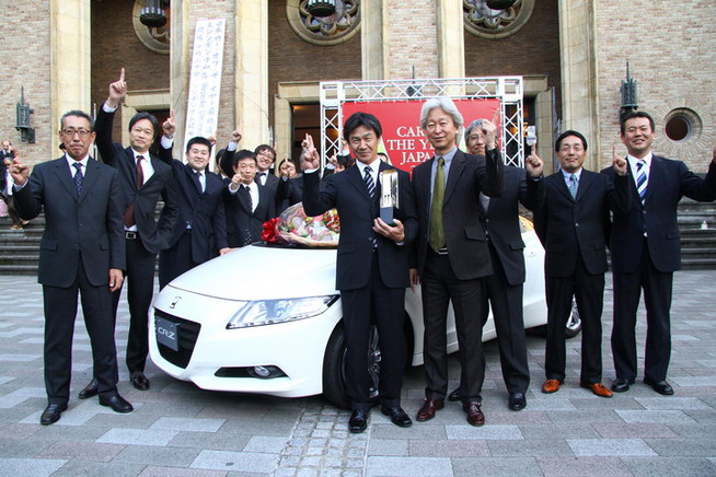 伝統ある大隈講堂の前にズラリと勢揃いした10ベストカー。学生の注目度も高かった 　日本カー・オブ・ザ...