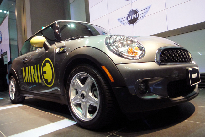 BMWグループのEV(電気自動車)実証実験車「MINI E」 実証実験の結果は、2013年市販化の次...